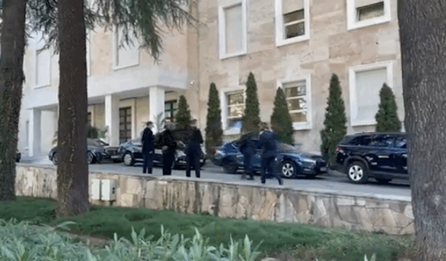 Rama mbledh me urgjencë në Kryeministri Peleshin dhe Ballën