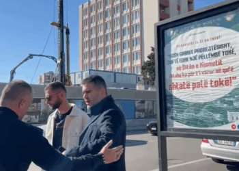 Skandali/ Bashkia Shkodër heq tabelën me thënie profetike: Zë hapësirën publike