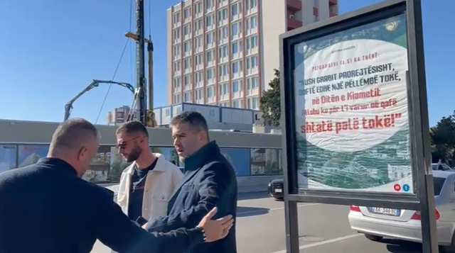 Skandali/ Bashkia Shkodër heq tabelën me thënie profetike: Zë hapësirën publike