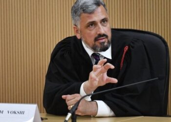 Shoqata Kombëtare e Gjyqtarëve del në mbrojtje të Asim Vokshit pas akuzave për lidhje me agjencitë e inteligjencës