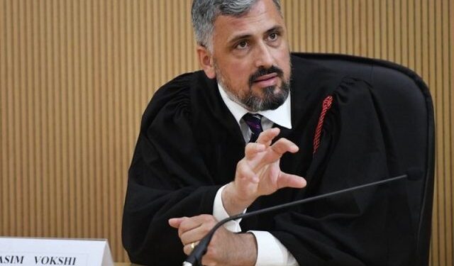 Shoqata Kombëtare e Gjyqtarëve del në mbrojtje të Asim Vokshit pas akuzave për lidhje me agjencitë e inteligjencës