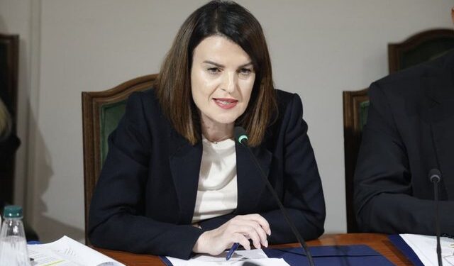 “Polici s’do rrijë në kuzhinë”, në Shqipërinë e sigurt të Koçiut, siguria matet me marketing