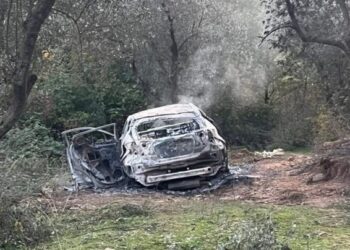 Foto/ U gjet e djegur në Fushë-Krujë, kjo është makina e autorëve të atentatit në Rinas