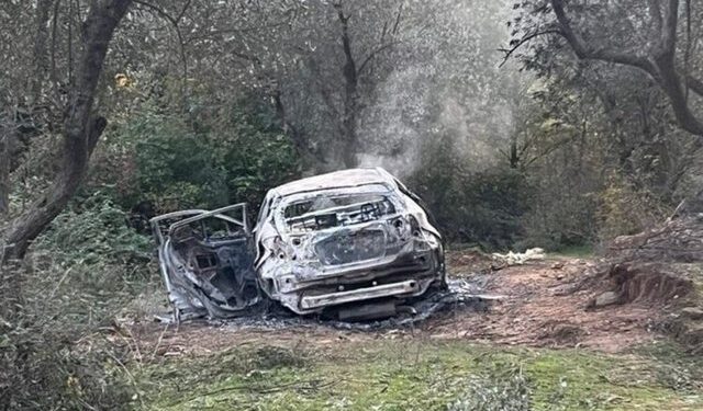 Foto/ U gjet e djegur në Fushë-Krujë, kjo është makina e autorëve të atentatit në Rinas