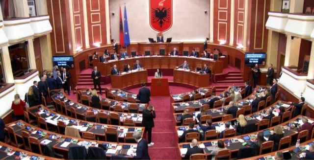 Balluku flet për herë të parë nga Kuvendi si e pandehur, opozita braktis sallën