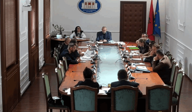 “Mëso hierarkinë”, Ulsi Manja i ndërpret protagonizimin Zegjinesë