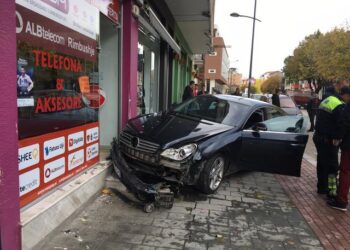 Makina humb kontrollin dhe përplaset me lokalin në Elbasan, 4 të plagosur