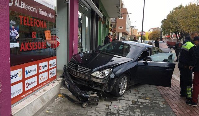 Makina humb kontrollin dhe përplaset me lokalin në Elbasan, 4 të plagosur