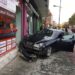 Makina humb kontrollin dhe përplaset me lokalin në Elbasan, 4 të plagosur