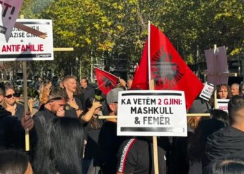 “Deputetë, mos votoni kundër fëmijëve”, protestë kundër projektligjit për barazinë gjinore para Kuvendit