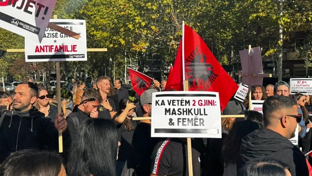 “Deputetë, mos votoni kundër fëmijëve”, protestë kundër projektligjit për barazinë gjinore para Kuvendit