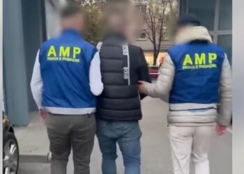 Mori 20 mijë euro për të “zgjidhur punë” në shtet, arrestohet ish-punonjësi i Gardës