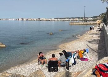 Temperaturat e larta “kthejnë” verën në Vlorë, qytetarët drejt plazhit