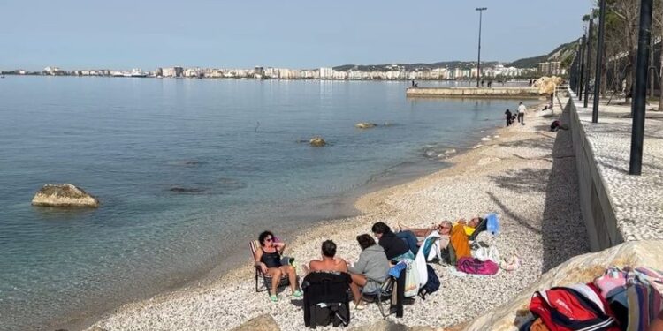 Temperaturat e larta “kthejnë” verën në Vlorë, qytetarët drejt plazhit