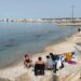 Temperaturat e larta “kthejnë” verën në Vlorë, qytetarët drejt plazhit