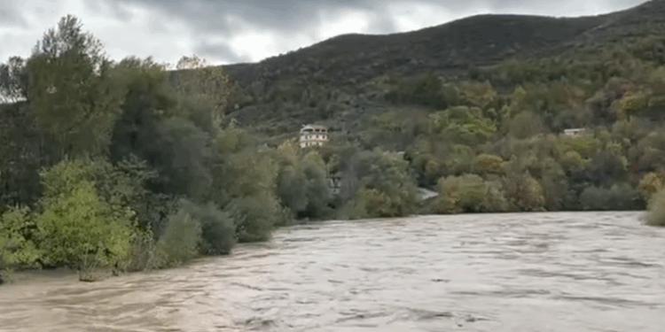 Shkumbini del nga shtrati, përmbyten tokat bujqësore