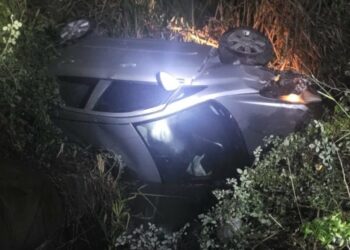 Aksident në autostradën Tiranë-Durrës, kamioni ‘hedh’ në kanal makinën, dy të plagosur