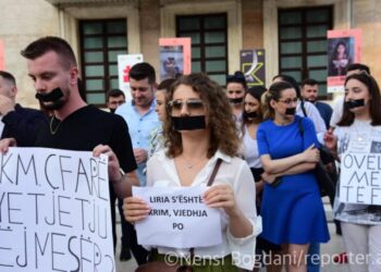 Kërcënimi i gazetarëve nga zyrtarët shqiptarë po kthehet në “normalitet” shqetësues