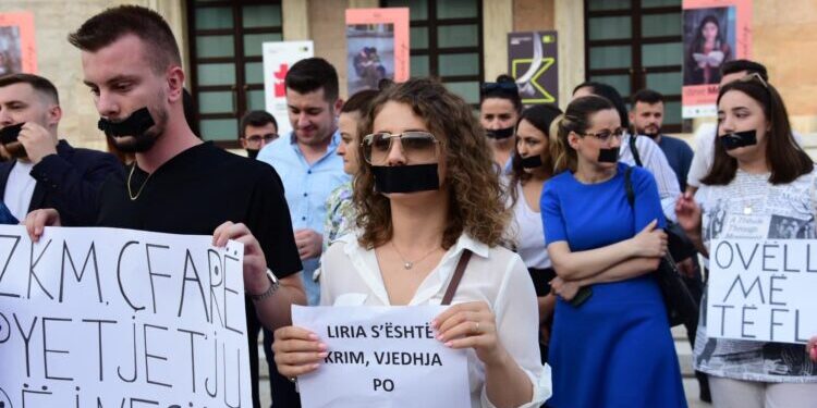 Kërcënimi i gazetarëve nga zyrtarët shqiptarë po kthehet në “normalitet” shqetësues