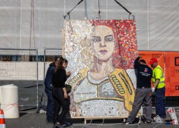“Dielli i Ditës Tjetër” i Blerta Kambos ndriçon fasadën e Muzeut Historik Kombëtar