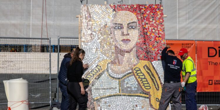 “Dielli i Ditës Tjetër” i Blerta Kambos ndriçon fasadën e Muzeut Historik Kombëtar