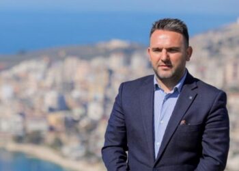 Kryebashkiaku i Sarandës Oltion Çaçi dhuroi shkollën e qytetit tek oligarkët për resort