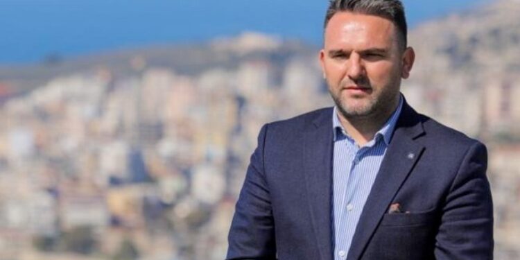 Kryebashkiaku i Sarandës Oltion Çaçi dhuroi shkollën e qytetit tek oligarkët për resort