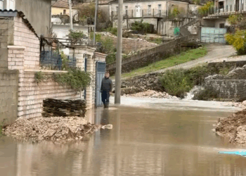 Situata nga reshjet e shiut, Ministria e Mbrojtjes: Prani uji në disa banesa dhe bllokim të disa rrugëve