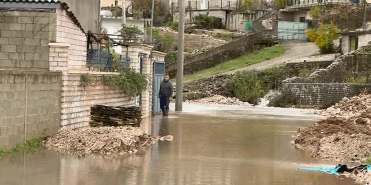 Situata nga reshjet e shiut, Ministria e Mbrojtjes: Prani uji në disa banesa dhe bllokim të disa rrugëve