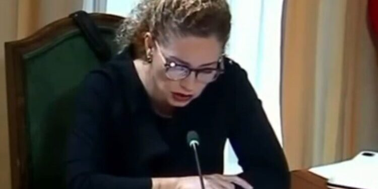 Efekti ‘Zegjine’ edhe në Komisione, gafa e Olta Xhaçkës! Ish-ministrja bëhet “lëmsh” me shifrat për buxhetin