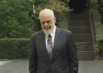 ”Të do apo nuk të do”, gazetarët ngacmojnë Ramën për Ballukun: Po të ketë përgjigje nuk vazhdon telenovela