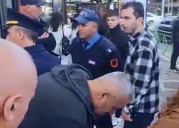 Kamëz/ Protestë për rritjen e çmimit të biletës së urbanit, polici – qytetarëve: Do merrem privatisht me ju