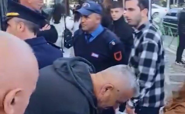Kamëz/ Protestë për rritjen e çmimit të biletës së urbanit, polici – qytetarëve: Do merrem privatisht me ju