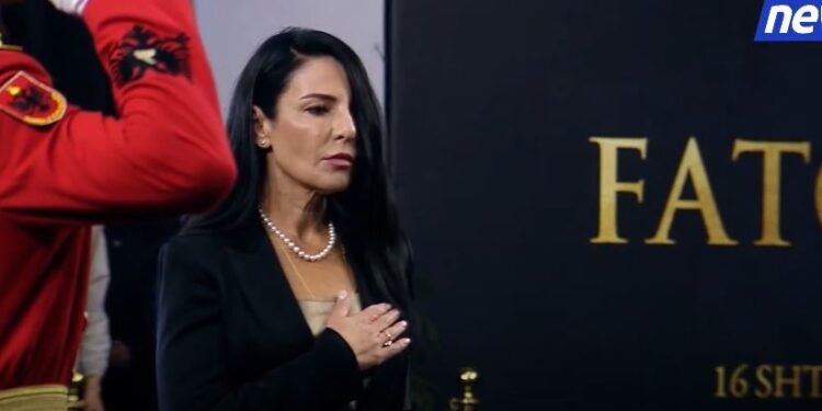 VIDEO/ Belinda Balluku ‘braktiset’ nga kolegët socialistë në homazhet për Fatos Nanon