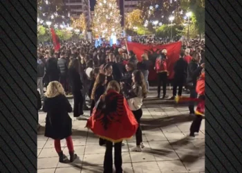 Shqiptarët ndezin Selanikun, këngë e valle në rrugët e Greqisë