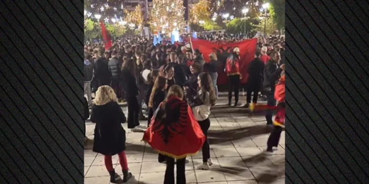 Shqiptarët ndezin Selanikun, këngë e valle në rrugët e Greqisë