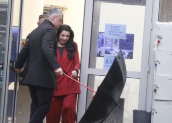 “Balluku dhe vartësit e saj manipuluan dy tendera me vlerë 210 mln euro”, BIRN: Favorizuan kompanitë fituese