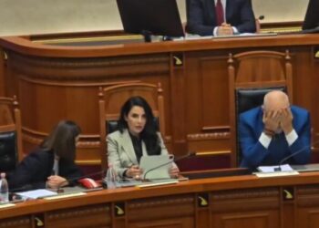 Belinda Balluku shfaqet për herë të parë në Kuvend pas marrjes nën hetim