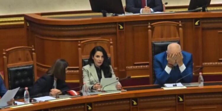 Belinda Balluku shfaqet për herë të parë në Kuvend pas marrjes nën hetim