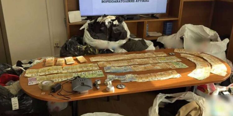 Akuzohen se vidhnin rroba në Greqi dhe i shisnin në Tiranë, arrestohen 8 persona