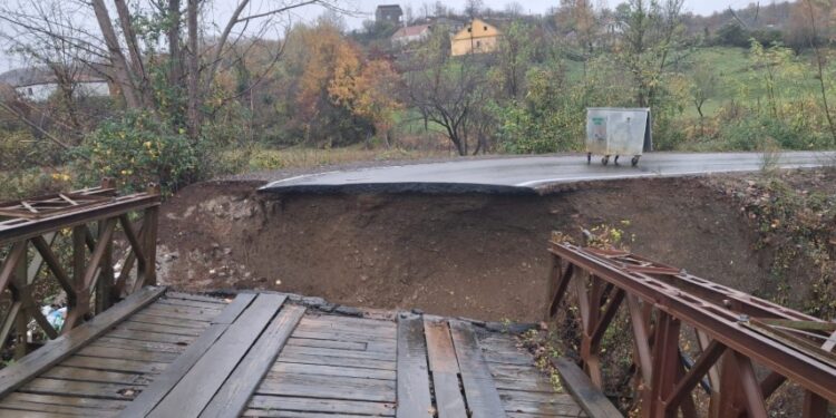 Reshjet e dendura izolojnë disa fshatra në Mirditë, dëmtime të shumta në rrugë dhe ura