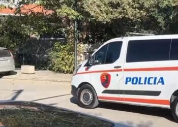 Rrethohet banesa ku fshihet një person me rrezikshmëri të lartë në Pukë, policia kërkon ndihmën e RENEA-s