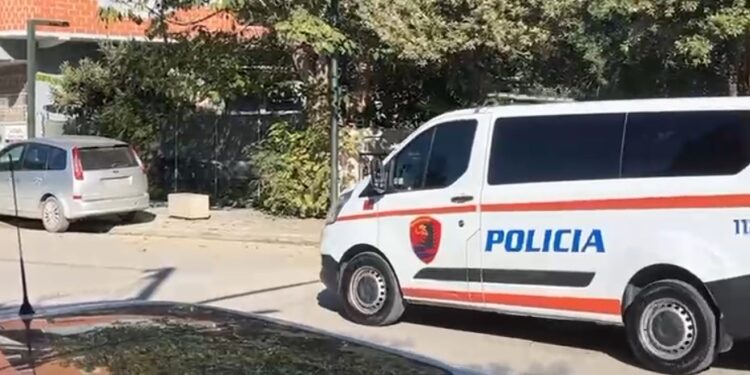 Rrethohet banesa ku fshihet një person me rrezikshmëri të lartë në Pukë, policia kërkon ndihmën e RENEA-s