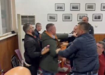 “Turp të keni turp”/ Sherr me grushta në mbledhjen e Këshillit Bashkiak të Pogradecit (VIDEO)