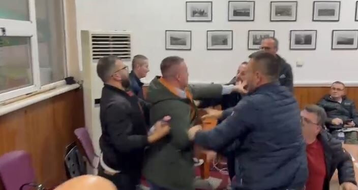 “Turp të keni turp”/ Sherr me grushta në mbledhjen e Këshillit Bashkiak të Pogradecit (VIDEO)