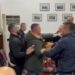 “Turp të keni turp”/ Sherr me grushta në mbledhjen e Këshillit Bashkiak të Pogradecit (VIDEO)