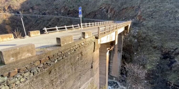 Udhëtarët në rrezik! Rruga e vjetër Kukës–Kalimash–Shënmri–Pukë drejt degradimit, kompania “Geci” asnjë ndërhyrje