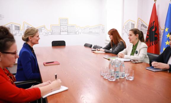 VanHorn takim me ministren Kumbaro, ambasada e SHBA: Forcim i bashkëpunimit me Shqipërinë në arsim dhe siguri