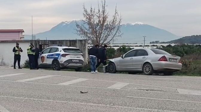 Aksident në aksin Lushnjë-Berat, tre makina përplasen me njëra-tjetrën