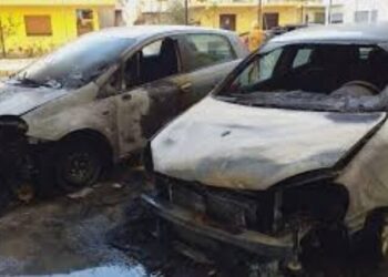 Djegia e dy makinave në Shkodër e qëllimshme? Gjendet një shishe me benzinë, dyshimet